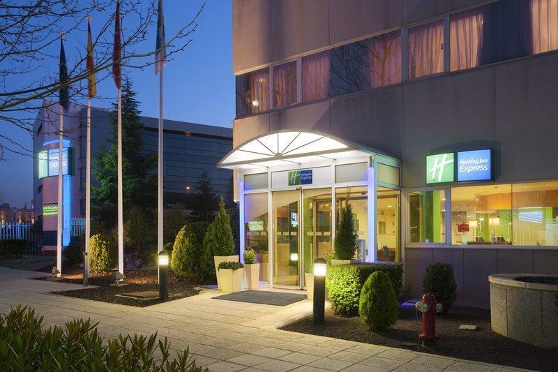 Ramada By Wyndham Madrid Tres Cantos Exterior photo