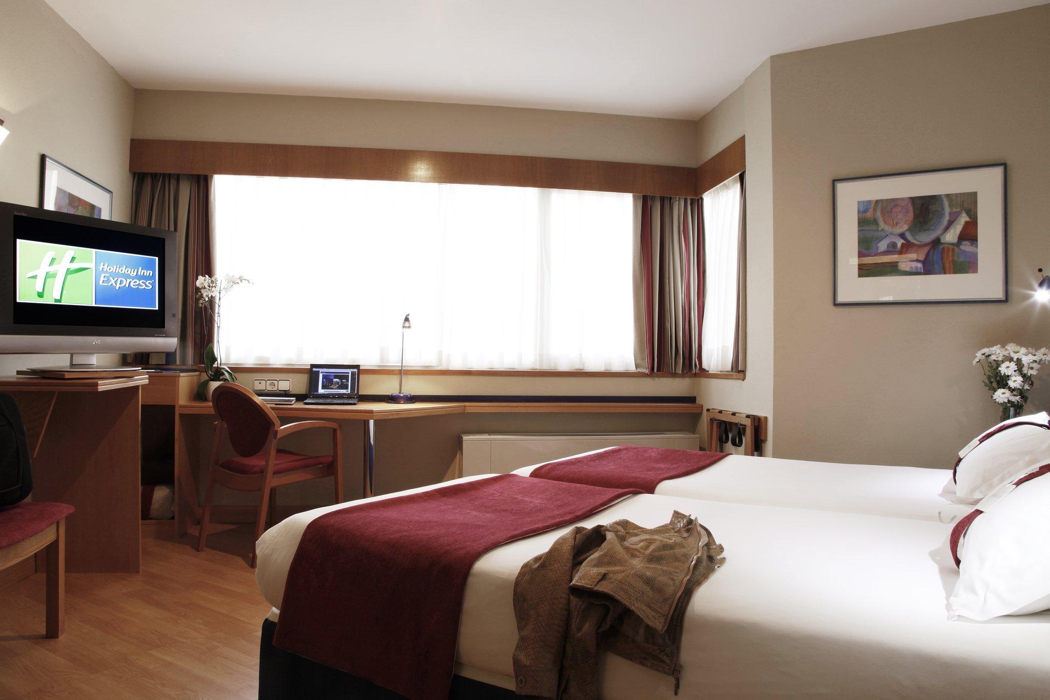 Ramada By Wyndham Madrid Tres Cantos Exterior photo
