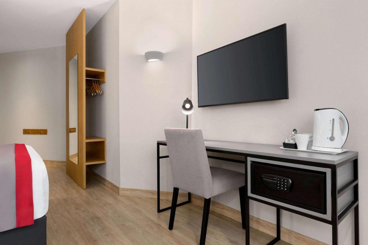 Ramada By Wyndham Madrid Tres Cantos Exterior photo