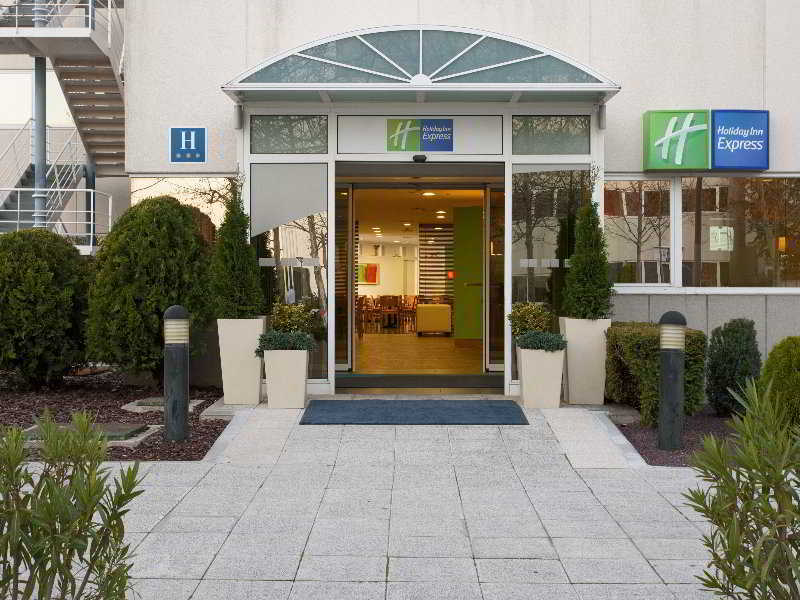 Ramada By Wyndham Madrid Tres Cantos Exterior photo
