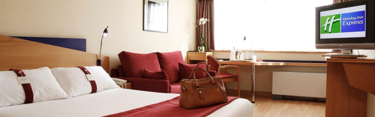 Ramada By Wyndham Madrid Tres Cantos Exterior photo